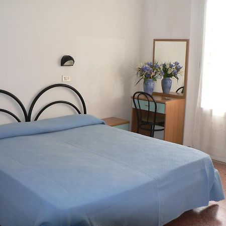 Hotel Arlesiana Римини Экстерьер фото