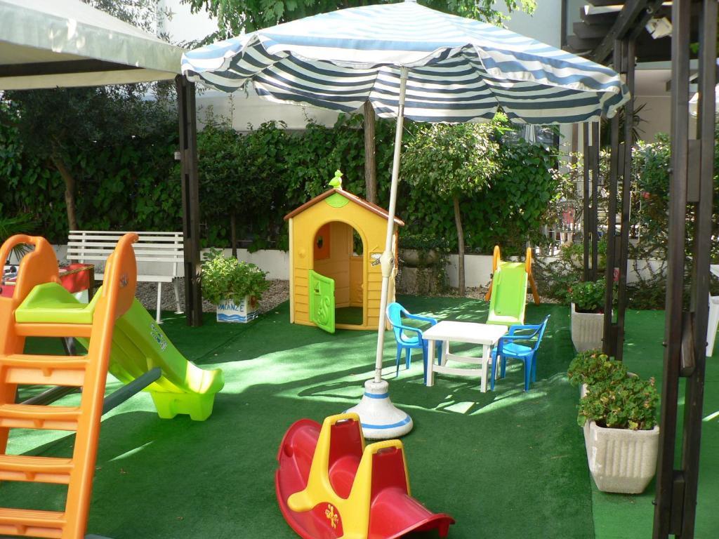 Hotel Arlesiana Римини Экстерьер фото