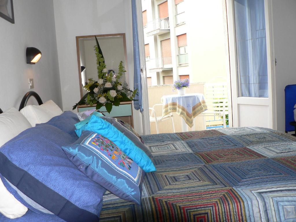 Hotel Arlesiana Римини Экстерьер фото