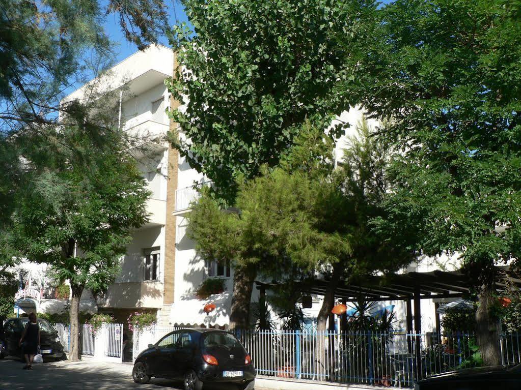 Hotel Arlesiana Римини Экстерьер фото