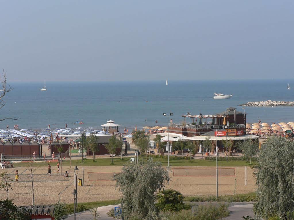 Hotel Arlesiana Римини Экстерьер фото