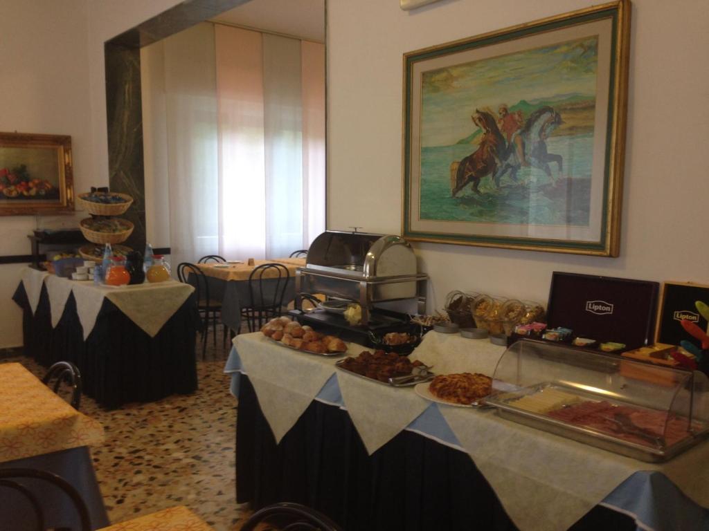 Hotel Arlesiana Римини Экстерьер фото