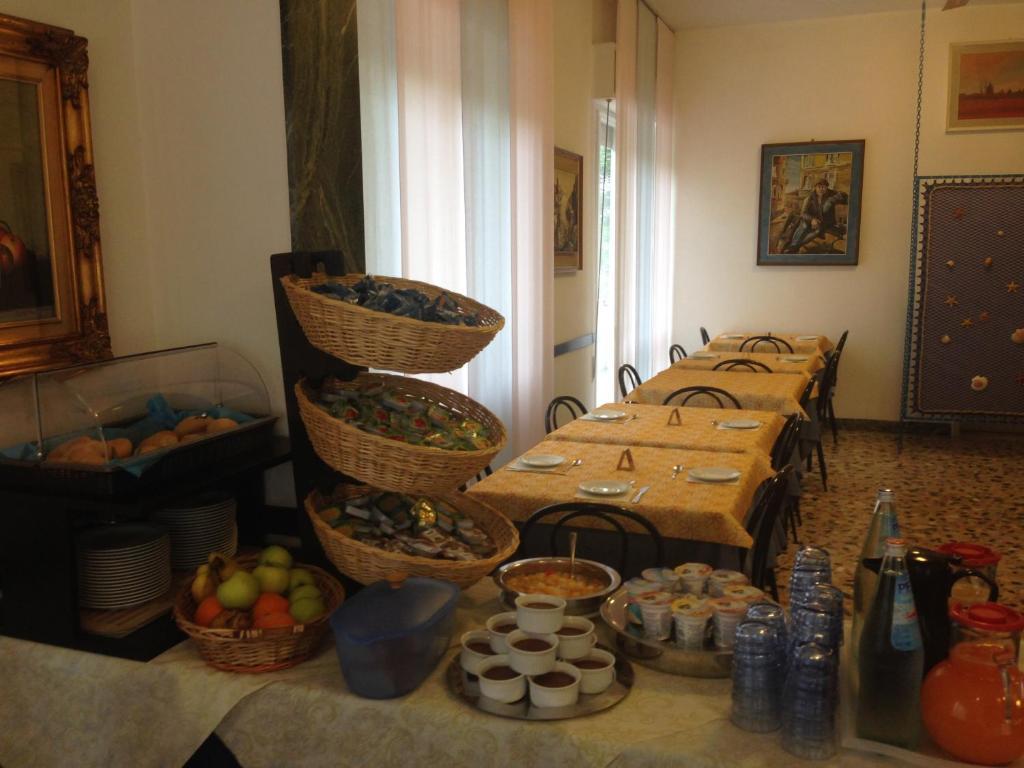 Hotel Arlesiana Римини Экстерьер фото