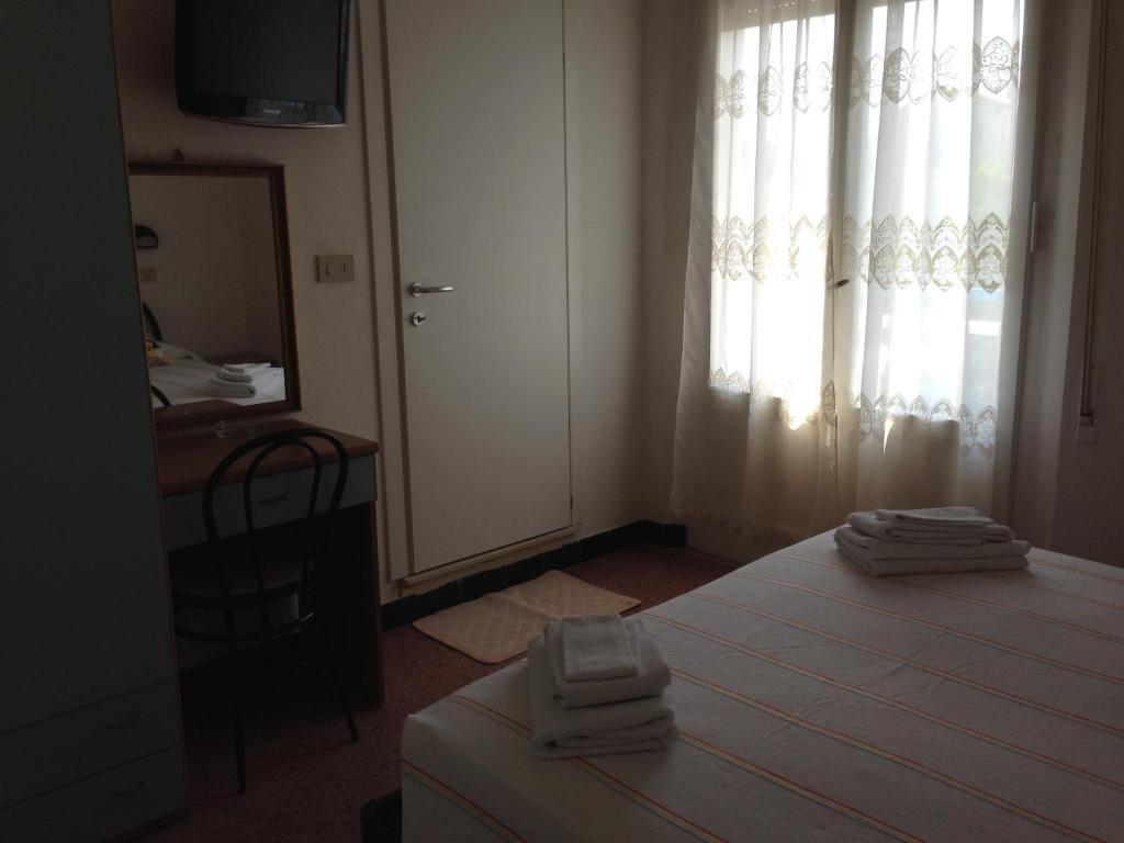 Hotel Arlesiana Римини Экстерьер фото