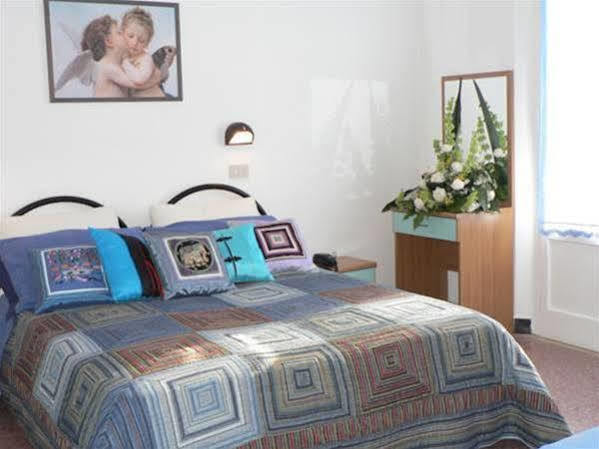 Hotel Arlesiana Римини Экстерьер фото