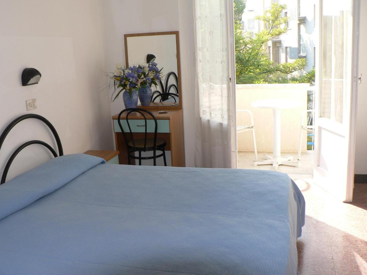 Hotel Arlesiana Римини Экстерьер фото