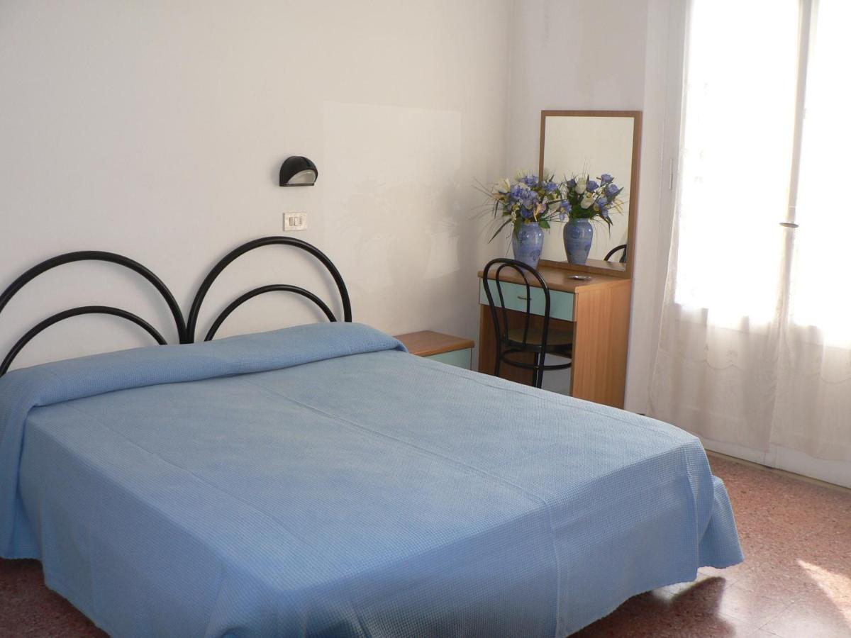 Hotel Arlesiana Римини Экстерьер фото